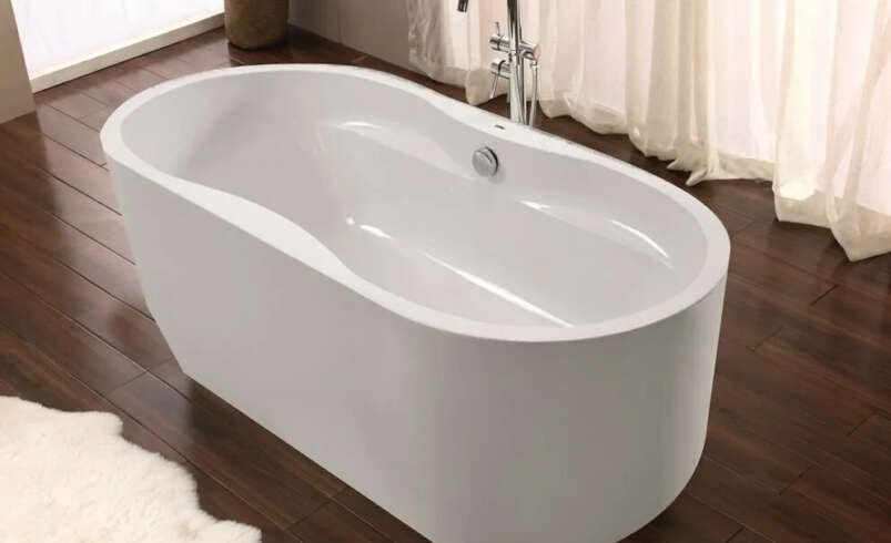 Bathtub Reglazing in Toronto: What Homeowners Should Know Before Restoring an Old Tub