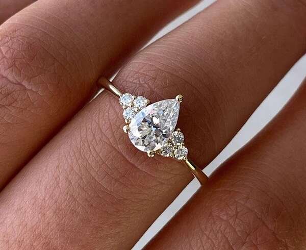 How Pear Shaped Diamond Engagement Rings Capture Modern Romance