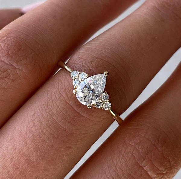 How Pear Shaped Diamond Engagement Rings Capture Modern Romance
